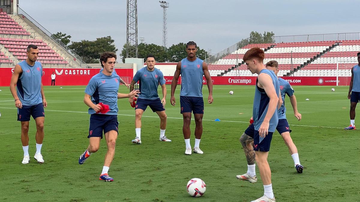 Lucas Ocampos sigue entrenando con el Sevilla FC en la segunda sesión de 'Colo' Barco