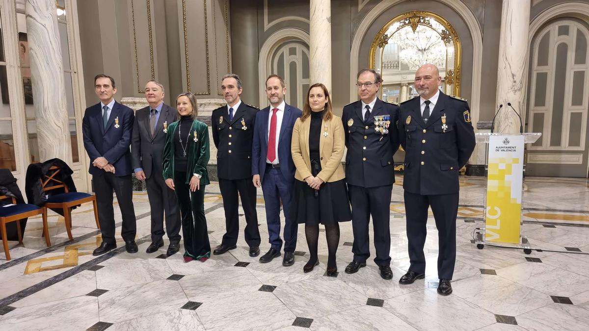 Aarón Cano posa junto a las personalidades a las que se han impuesto las condecoraciones.