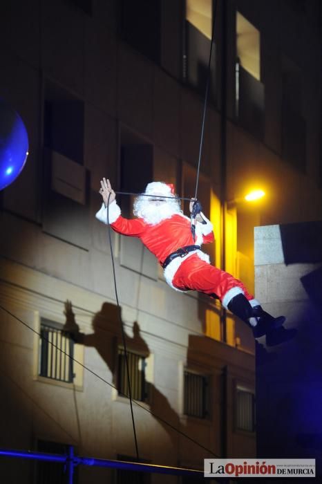 Papá Noel aterriza en Belluga con una bola cargada de regalos