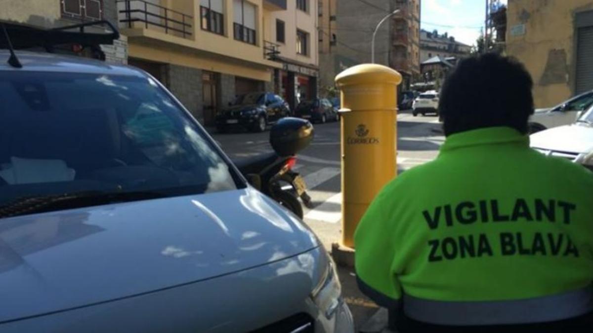 Una vigilant de la zona blava de Puigcerdà