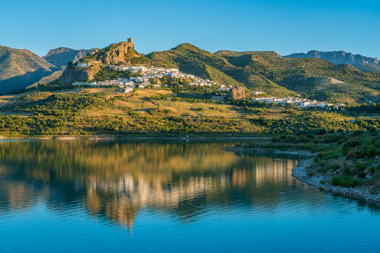 Vista panorámica de la hermosa Zahara de la Sierra, provincia de Cádiz.