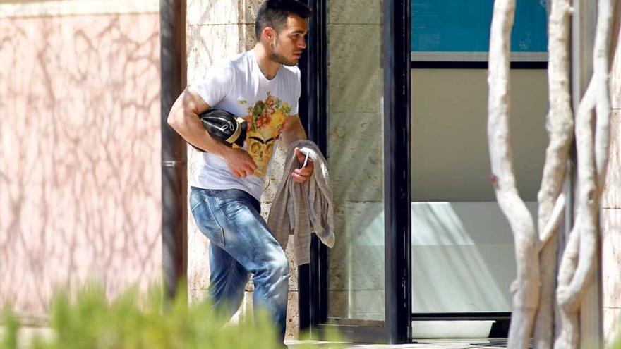 Joselu accede a las oficinas para reunirse con Claassen.