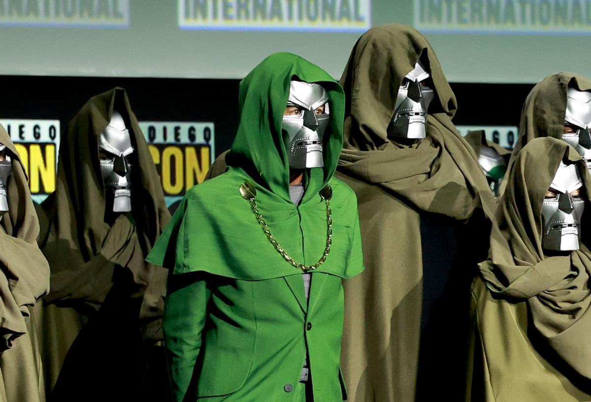 Robert Downey Jr. antes de retirarse la máscara en el escenario de Marvel Studios durante la Comic-Con International 2024 en el Centro de Convenciones de San Diego
