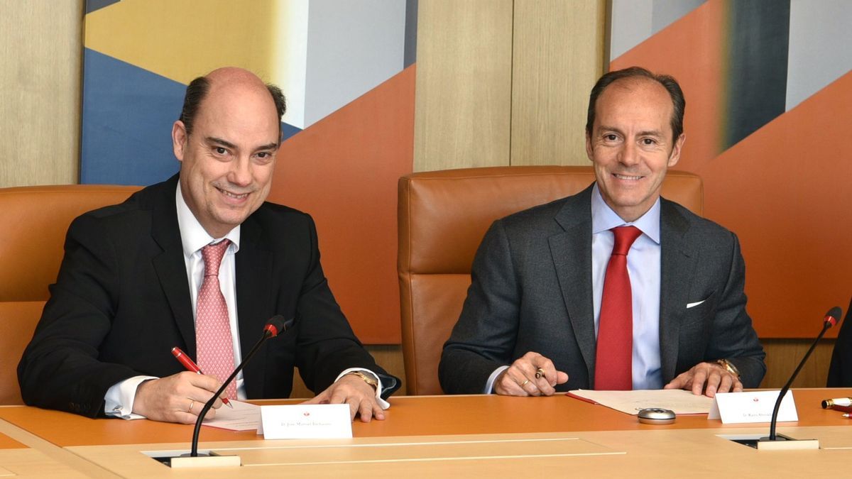 Firma del acuerdo entre Banco Santander y MAPFRE.