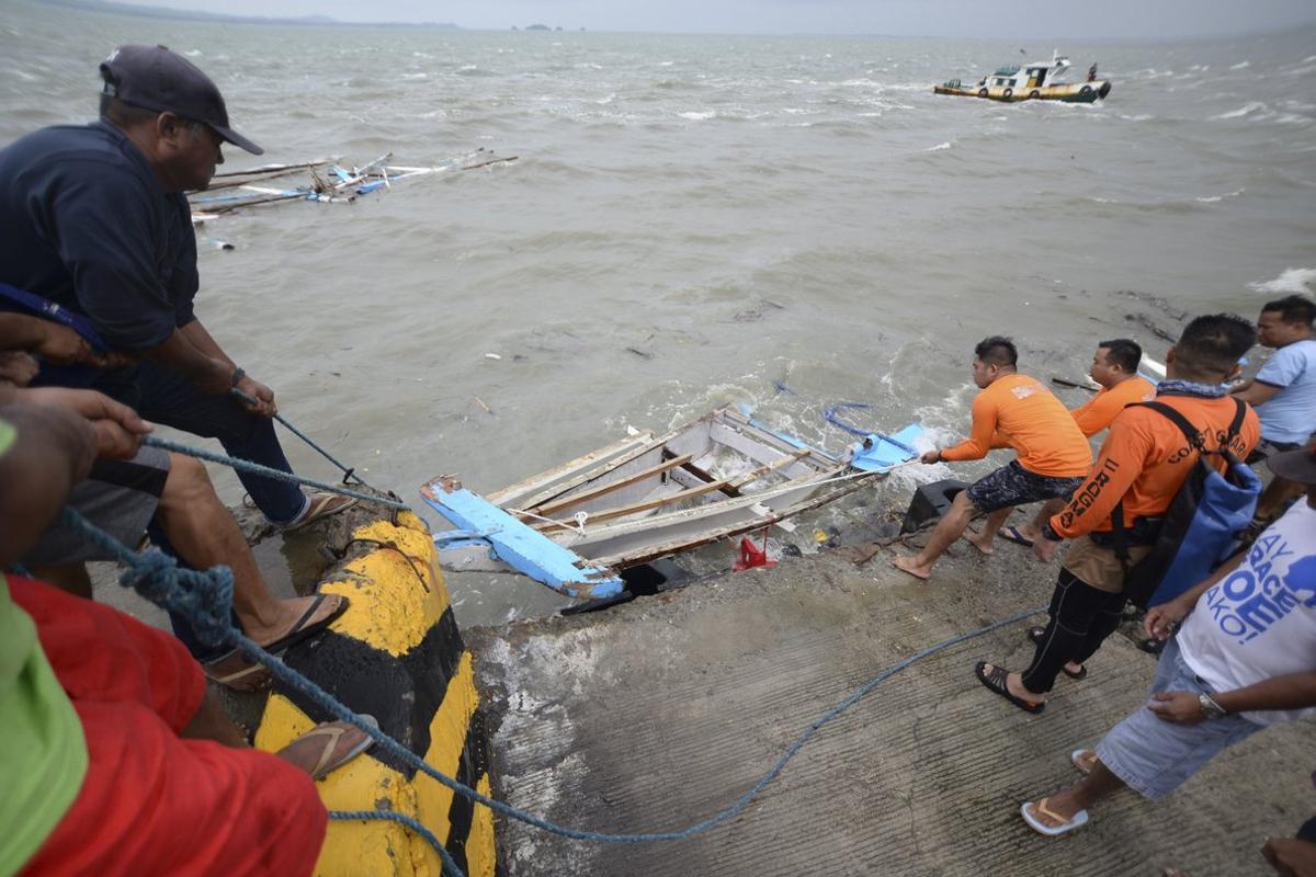 Iloilo (Philippines), 04/08/2019.- Members of the Philippine Coast Guard haul in the wreckage of boat, which capsized off the coast of Guimaras Island a day earlier, in Visayas Region, Philippines 04 August 2019. According to reports, 26 passengers were killed after three motorized boats capsized on 03 August amid bad weather conditions in waters between Iloilo City and Guimaras Island. (Filipinas) EFE/EPA/LEO SOLINAP