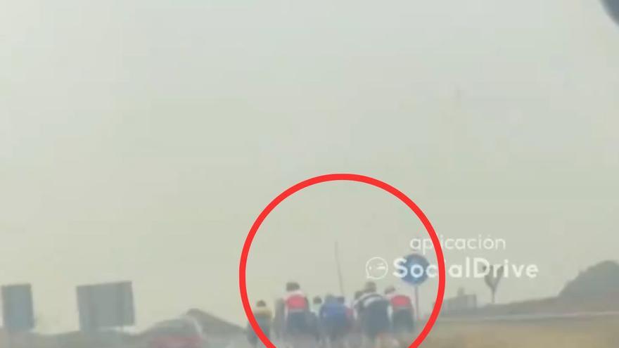 Graba lo que hace este grupo de ciclistas en una carretera de Murcia y se lía la mundial: &quot;Sinvergüenzas&quot;