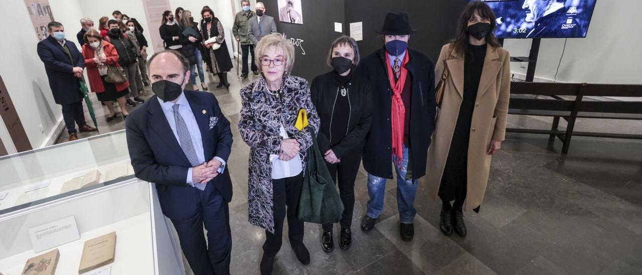 Ignacio Villaverde, Josefina Martínez, Pilar García Cuetos, Miguel Alarcos y Miriam Perandones, en la sala de la Universidad. En detalle, un texto manuscrito de Alarcos y una foto del filólogo y Josefina Martínez en un viaje. | Irma Collín