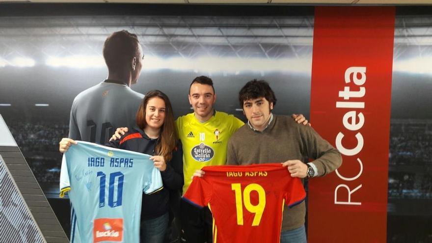 Iago Aspas, con las dos camisetas donadas al Vigo Rugby Club. // FdV