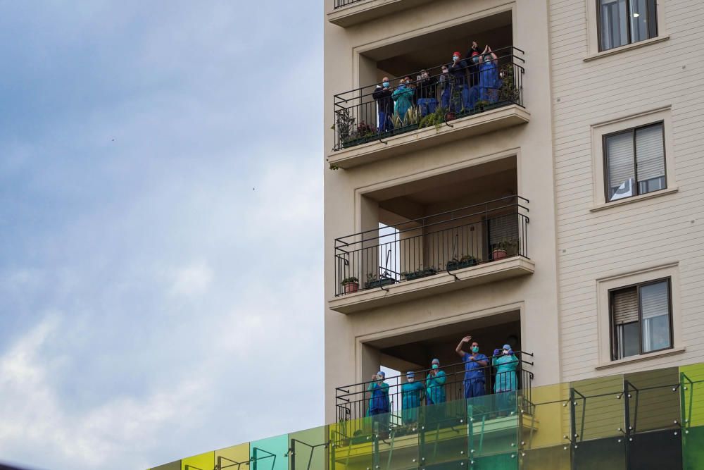 Un gran grupo de sanitarias, todas ellas enfermeras, auxiliares, doctoras... del Hospital Regional salieron a recibir los aplausos de la ciudad.