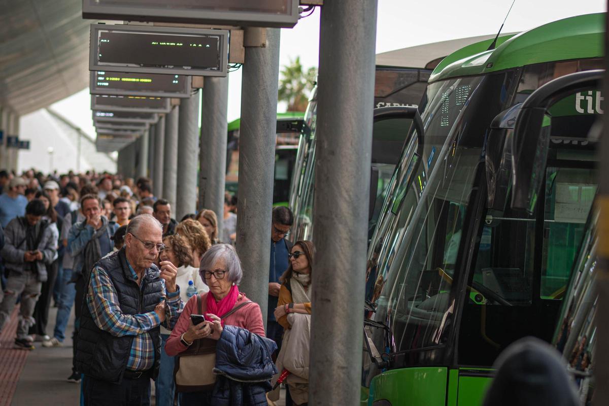 Cola de personas para acceder a guaguas en las dársenas del Intercambiador de Transportes de Santa Cruz.