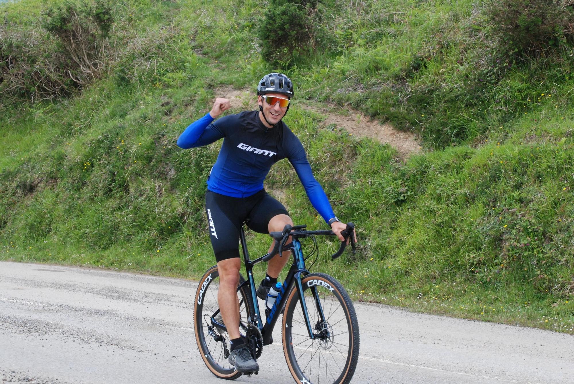 En imágenes: El seleccionador argentino Lionel Scaloni y Pedro Delgado suben al Angliru