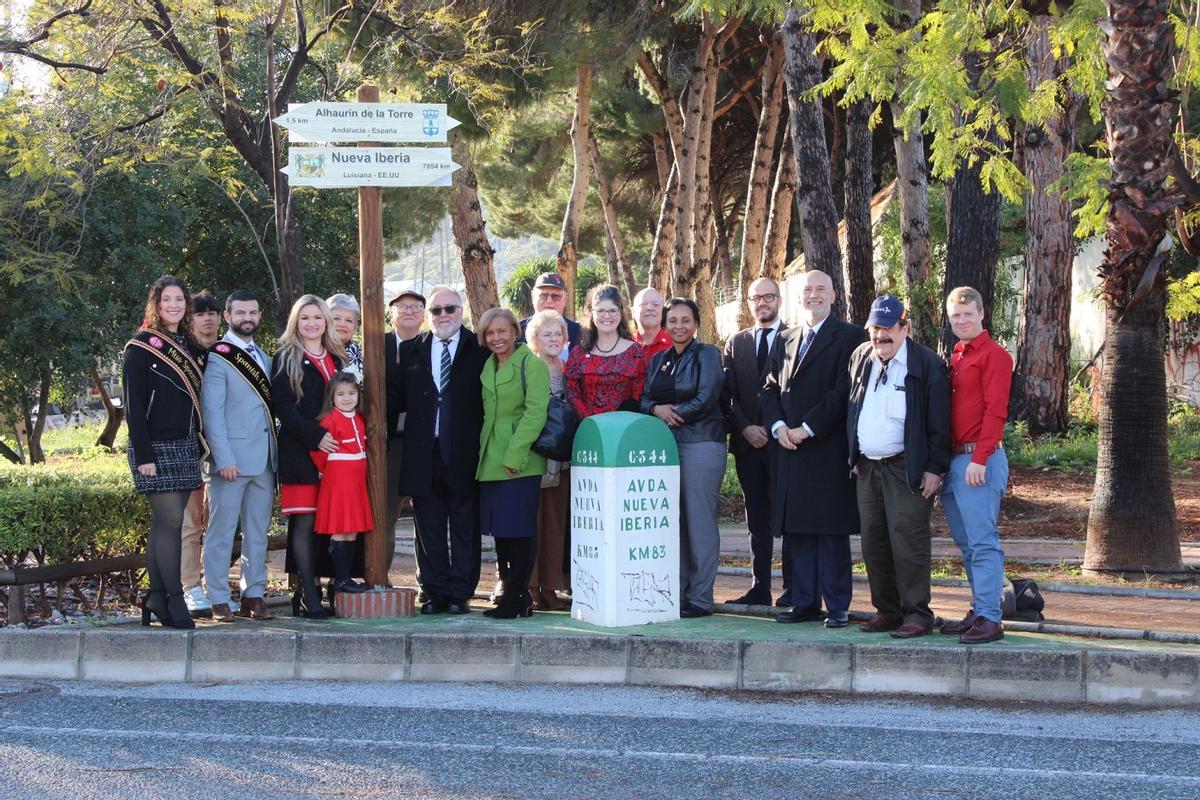 La comitiva de Nueva Iberia visitó la avenida que lleva su nombre en Alhaurín de la Torre.