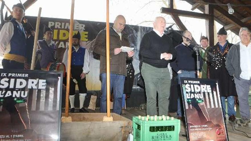 En el centro, Tino el Roxu, durante la inauguración de la espicha, flanqueado por Jesús Martínez Salvador y Jesús Riestra.