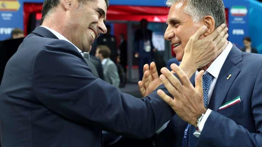 Hierro y Queiroz se saludan al comienzo del partido. // Efe