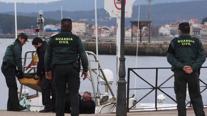 La Guardia Civil traslada el cuerpo del desaparecido. // Iñaki Abella