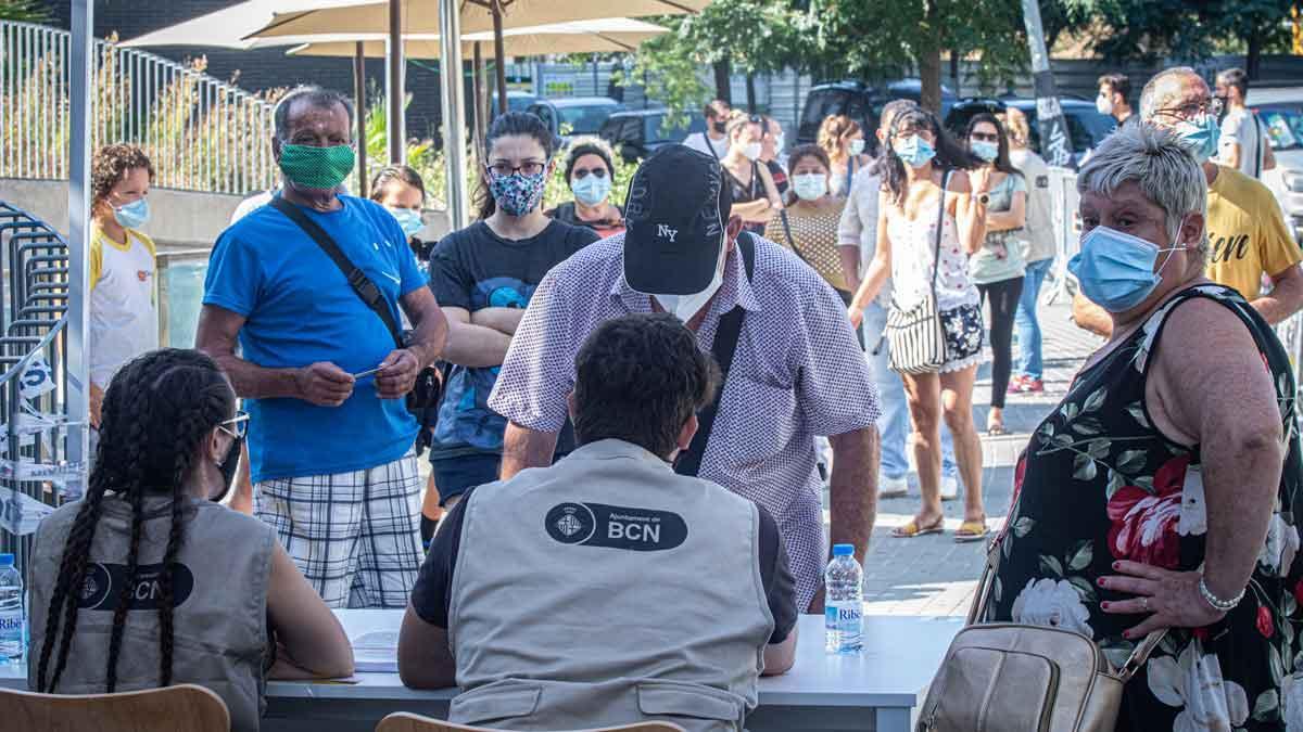 Continúan los cribados masivos en Barcelona con colas en el barrio de Torre Baró.