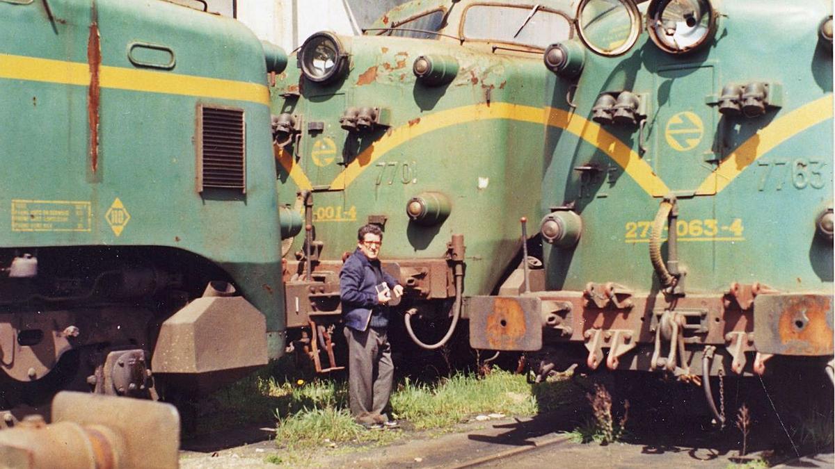 Arriba, Florentino Romero, junto a varias locomotoras. Sobre estas lineas, junto a Javier Fernández. En el círculo, la locomotora “Santa Bárbara”.