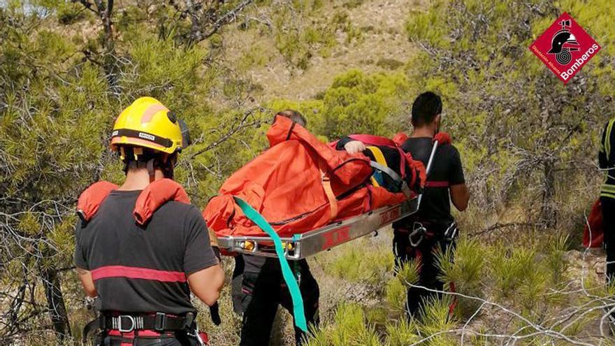 Bomberos rescatando a un senderista que se quedó atrapado en el barranco de San Cayetano de Crevillent