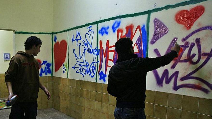 Jóvenes en una actividad por el Día de San Valentín.