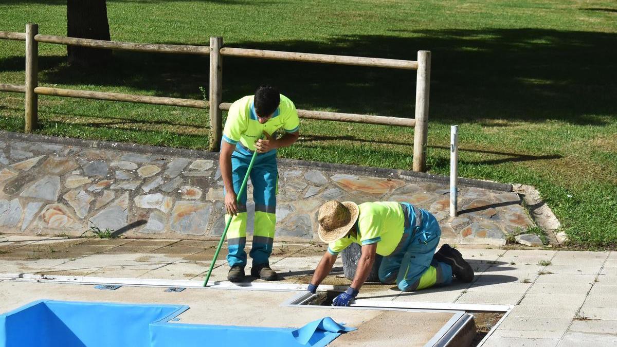 Operarios trabajan en la piscina del Parque del Príncipe, en una imagen de archivo,