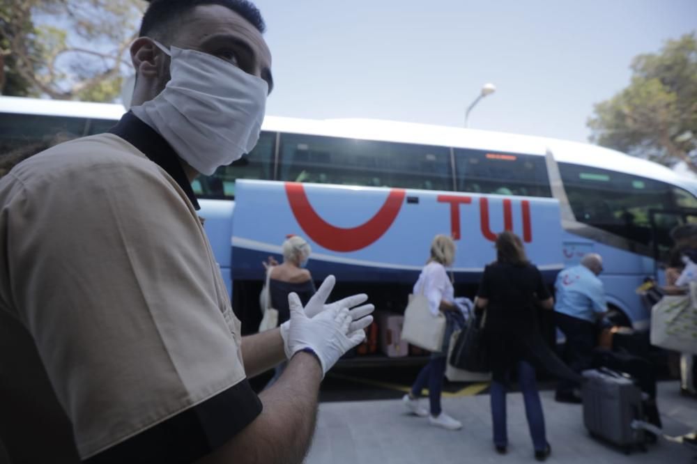 Llegada de los primeros turistas del plan piloto a los hoteles de la Platja de Palma.