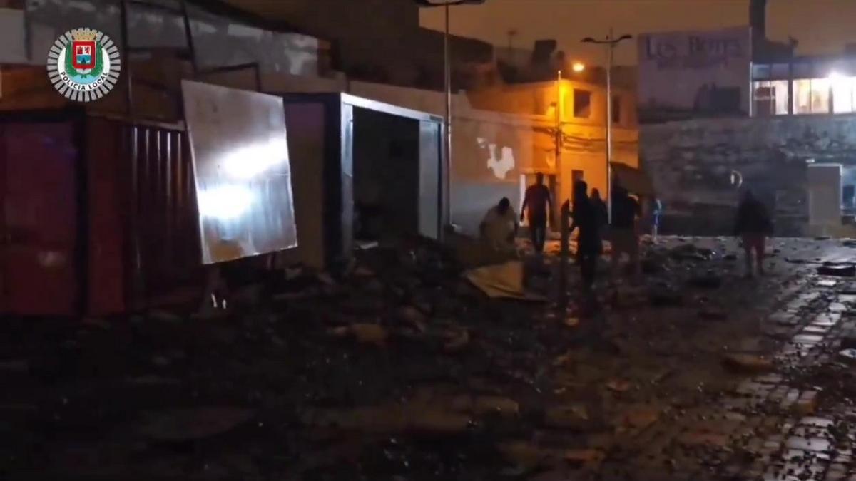 Indundaciones en el barrio de San Cristóbal, en Las Palmas de Gran Canaria, durante la madrugada de este miércoles.