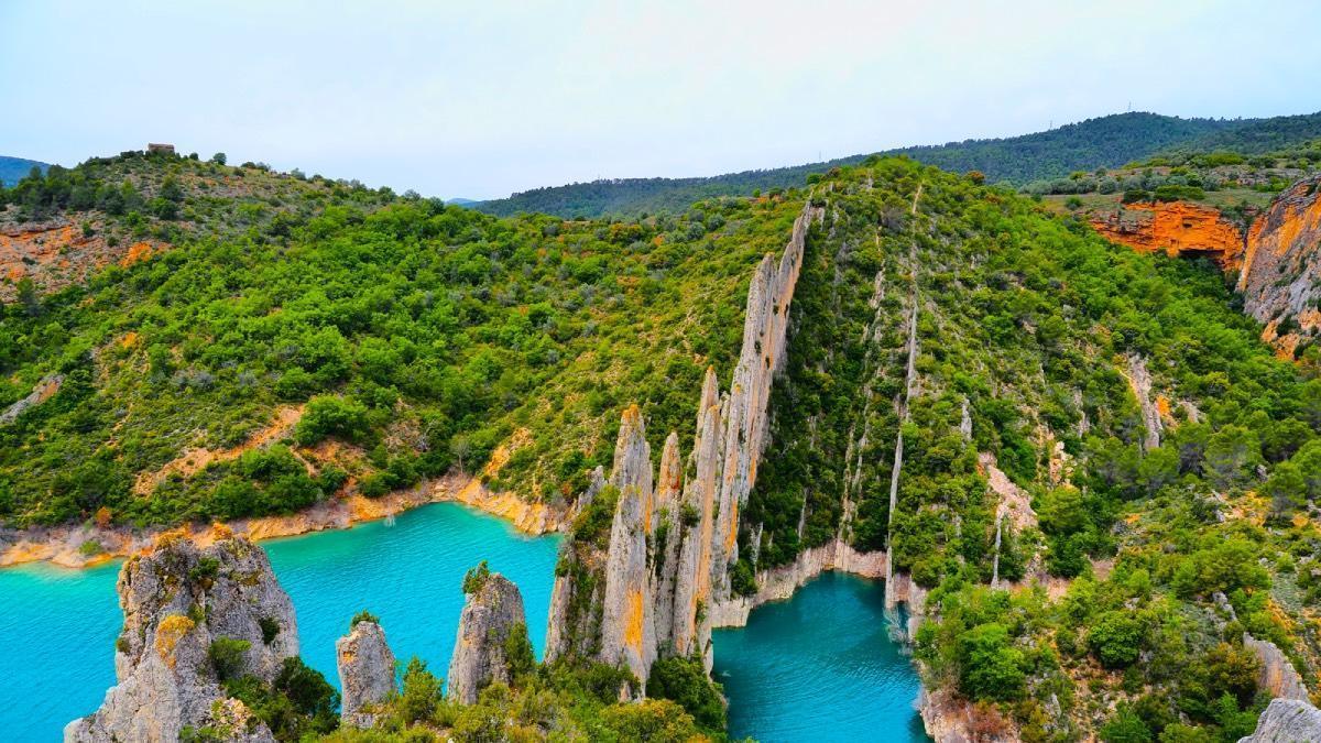 La 'Muralla china española': tiene ermitas con vistas espectaculares, rutas en kayak e historia de hace millones de años