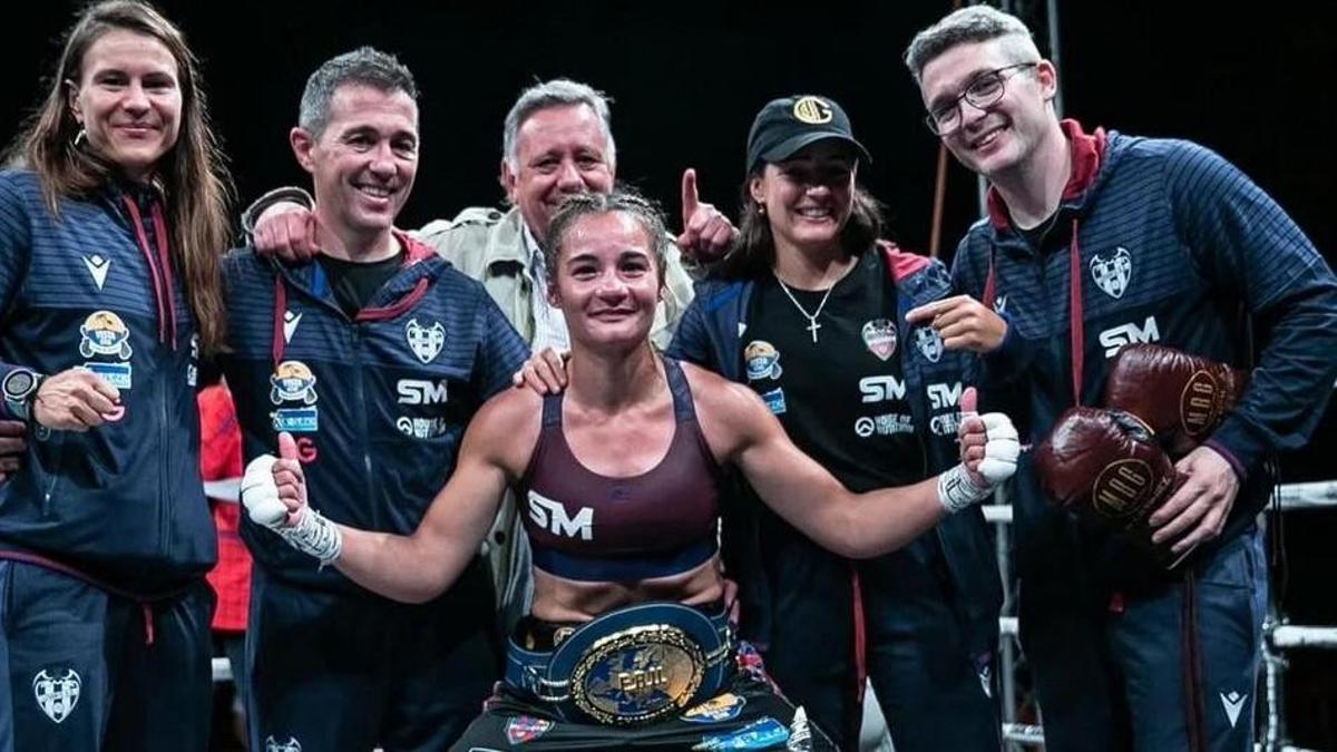 La boxeadora Sheila Martínez posa con su cinturón tras proclamarse campeona de Europa