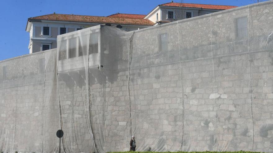 Malla de protección en la muralla de San Carlos. | Carlos Pardellas