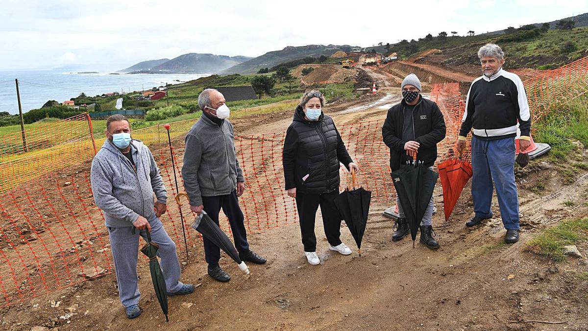 Vecinos de O Portiño de Suevos, ayer, junto a las obras del poliducto. |   // CARLOS PARDELLAS