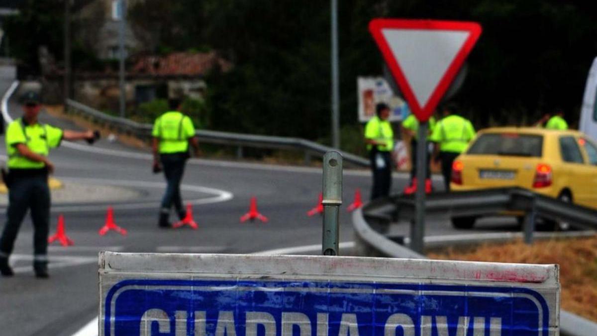 Agentes durante un control de alcoholemia de la Guardia Civil. // IÑAKI ABELLA