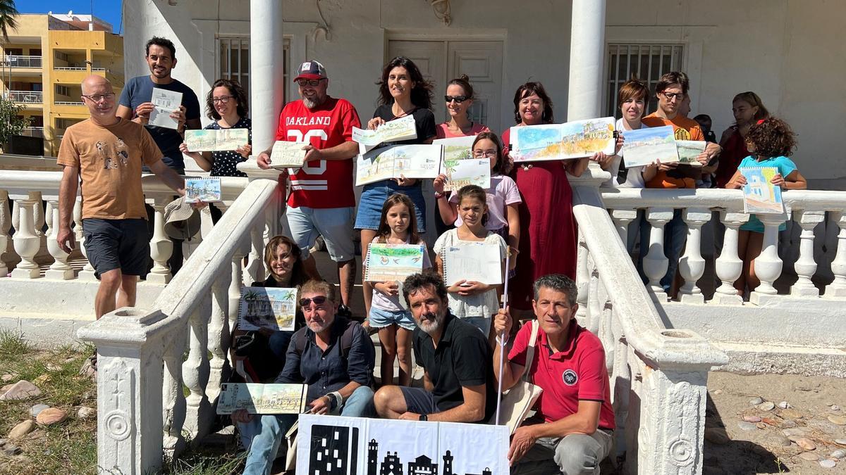 Integrantes de Urban Sketchers en la playa de Nules.