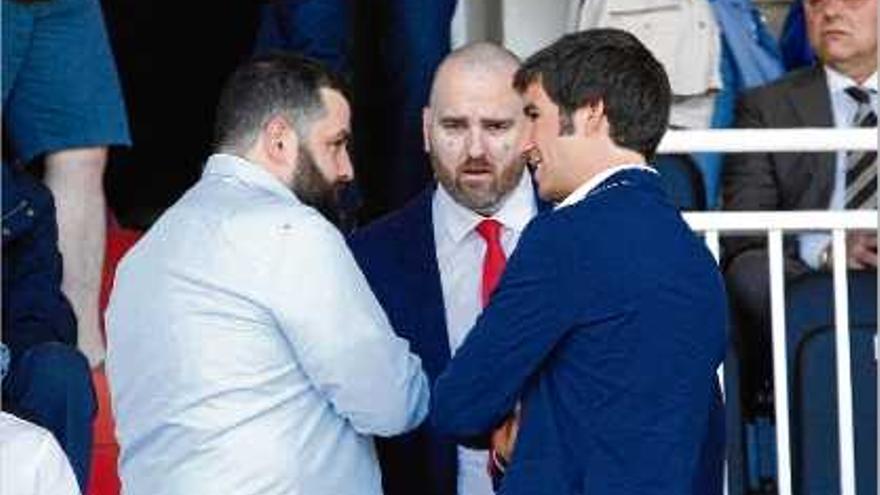 El director general Javier Pequeño, el president Patxi Otameni i l&#039;executiu Nacho Mas-Bagà, a la llotja.