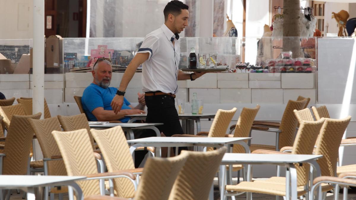 Imagen de archivo de un camarero en una terraza de Ibiza.