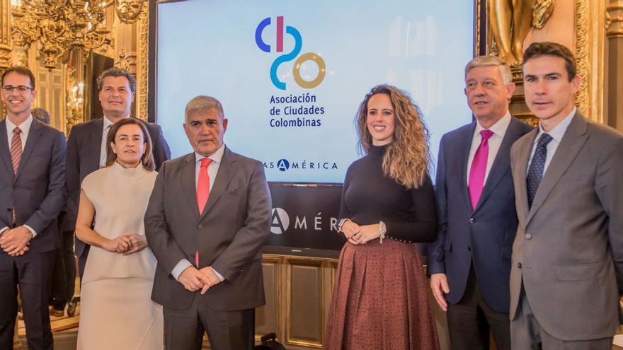 Carlos Gómez, junto al resto de socios de la Asociación colombina.   // D.P.
