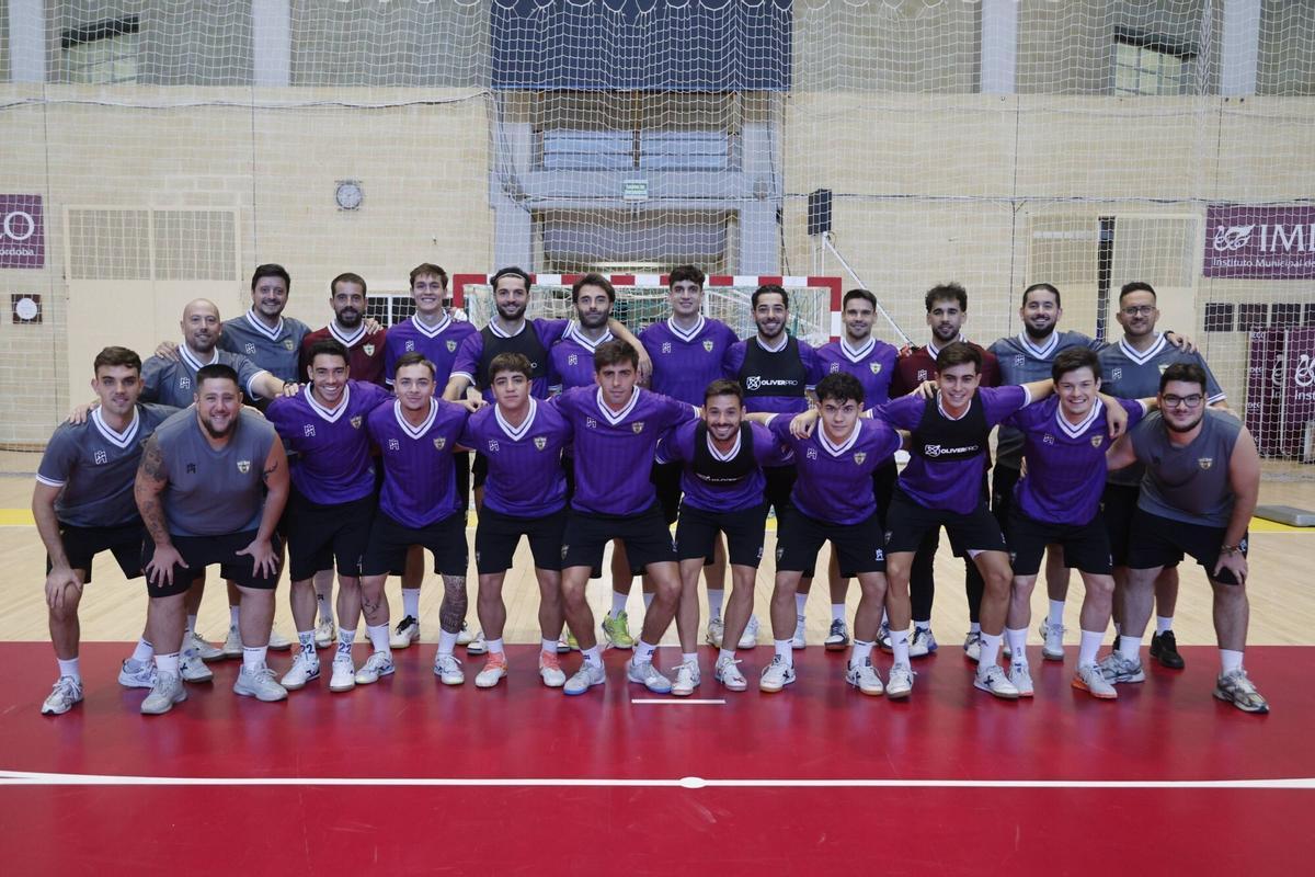 Imagen de todos los integrantes de la plantilla y del cuerpo técnico del Córdoba Patrimonio Futsal.