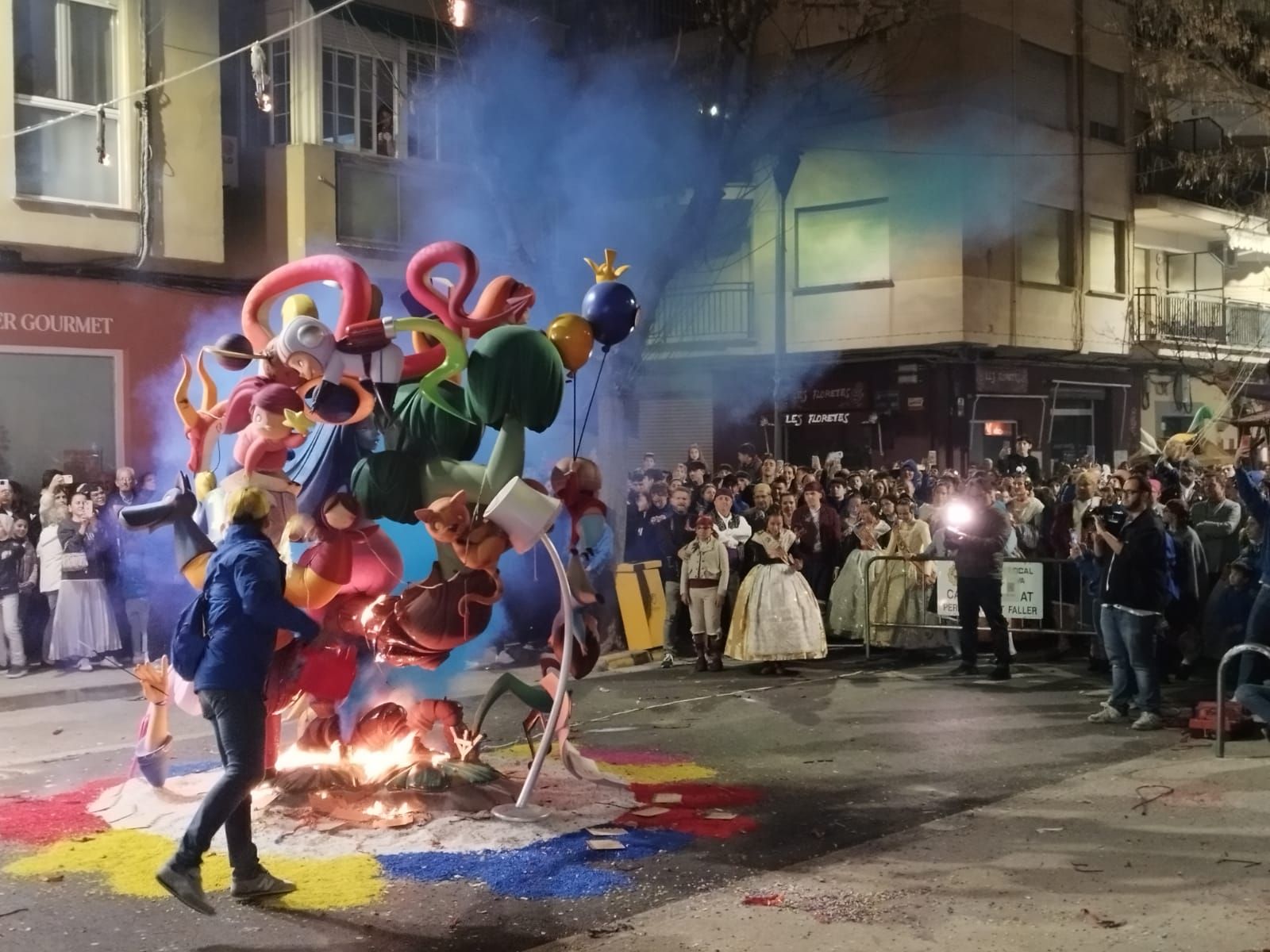 Así ha comenzado la "cremà" de las 38 fallas de Xàtiva