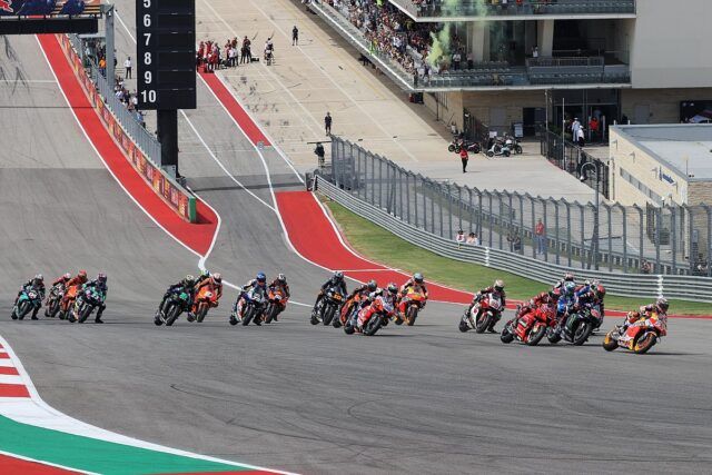 Parrilla de MotoGP en acción la temporada pasada