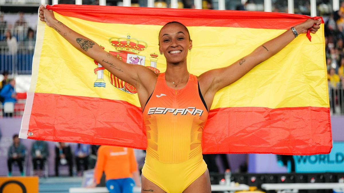 Ana Peleteiro, con la bandera de España.