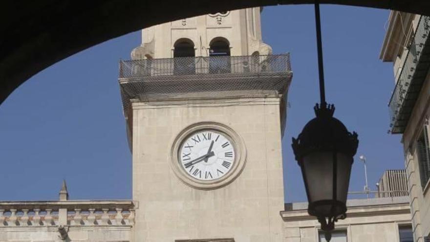 Reloj de la torre del Ayuntamiento que será revisado en la próxima semana ante los fallos detectados al dar la hora.
