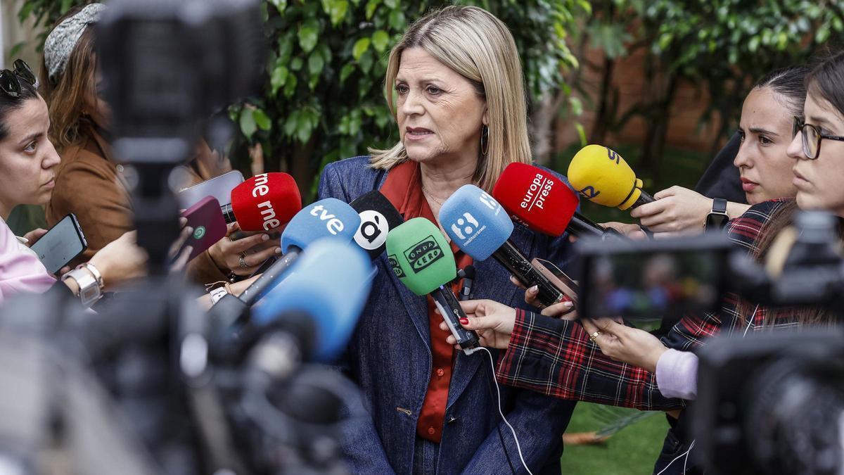 La consellera de Educación, Carmen Ortí, ante los medios.