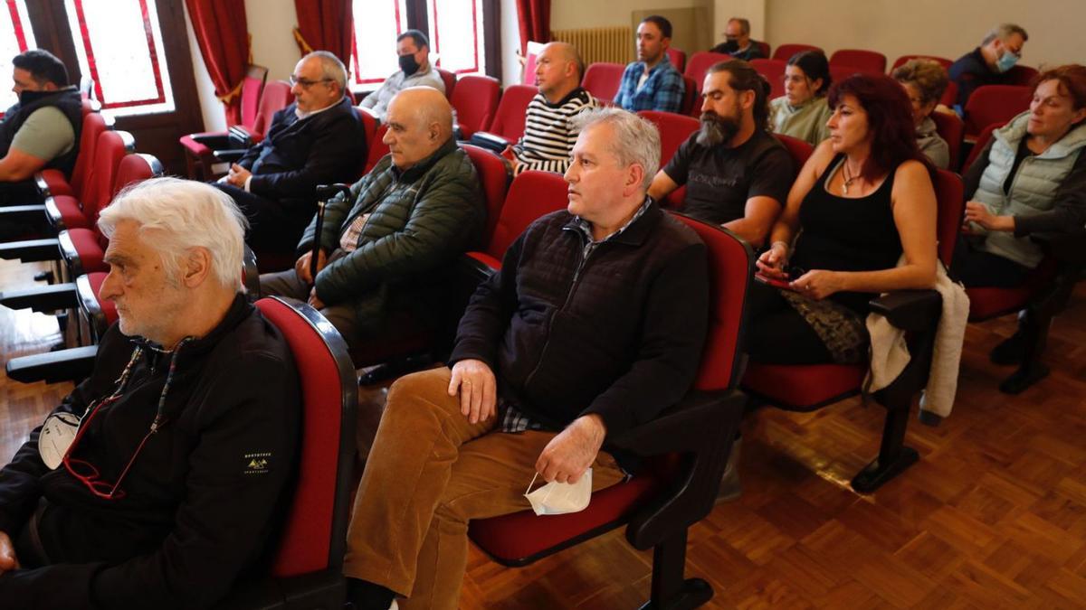 Varios de los asistentes ayer al Conceyu Abiertu sobre el queso de Gamonéu, en Cangas de Onís. | Luisma Murias