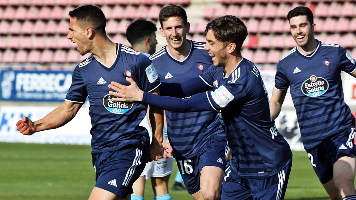 Los jugadores del Celta B celebran el segundo gol de Many Justo. |  // XOÁN ALVAREZ