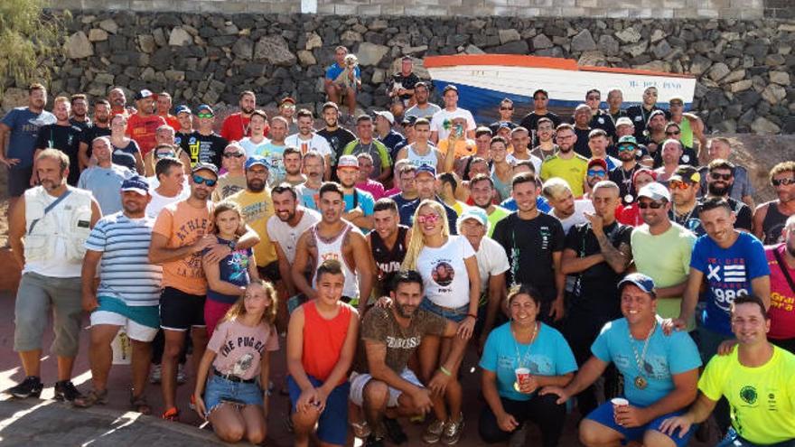 Foto de familia de los participantes, los campeones tras recibir sus premios y las hijas de Juan José con la placa.