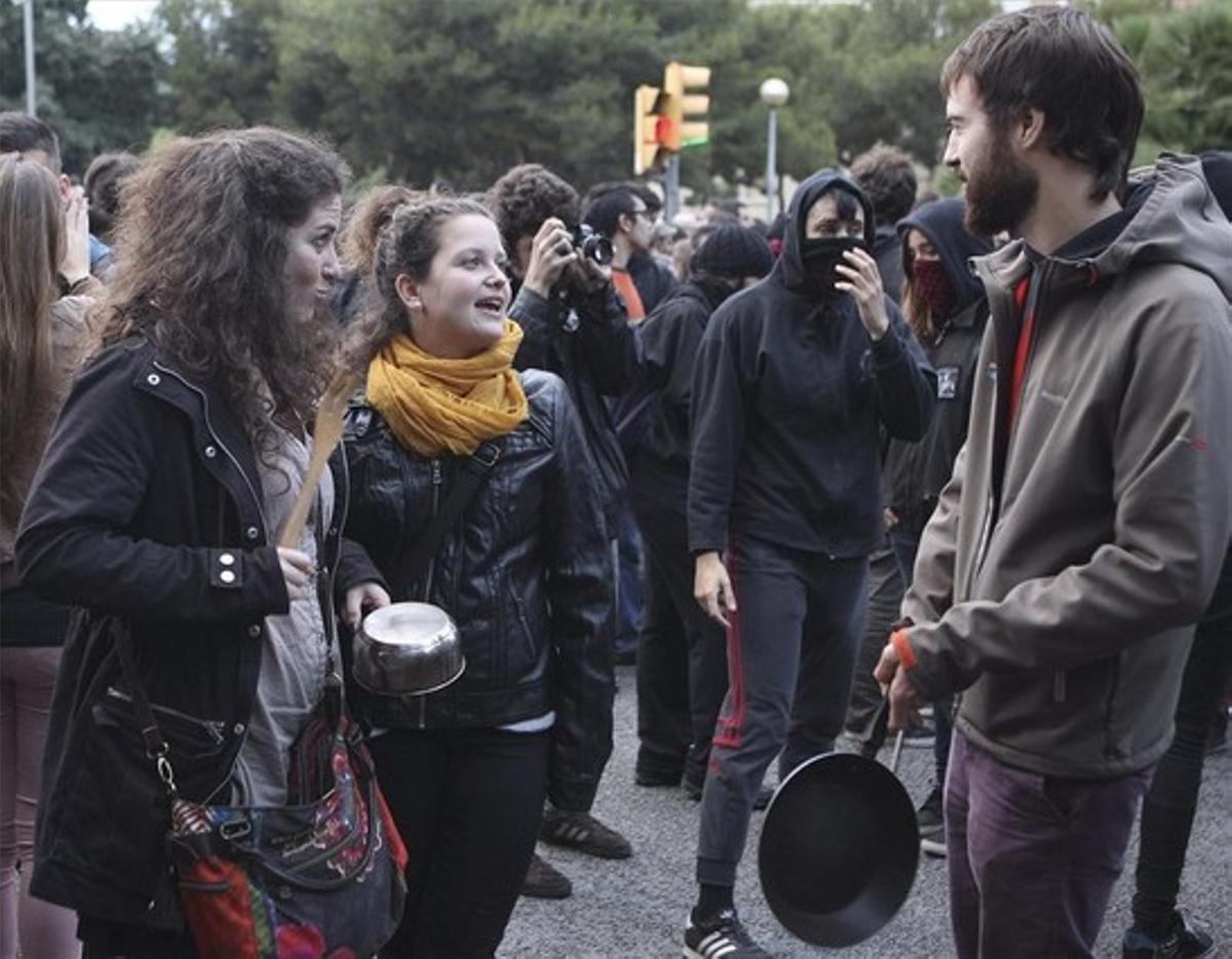 Jóvenes participantes en una protesta por el desalojo de Can Vies y la actuación de los Mossos.
