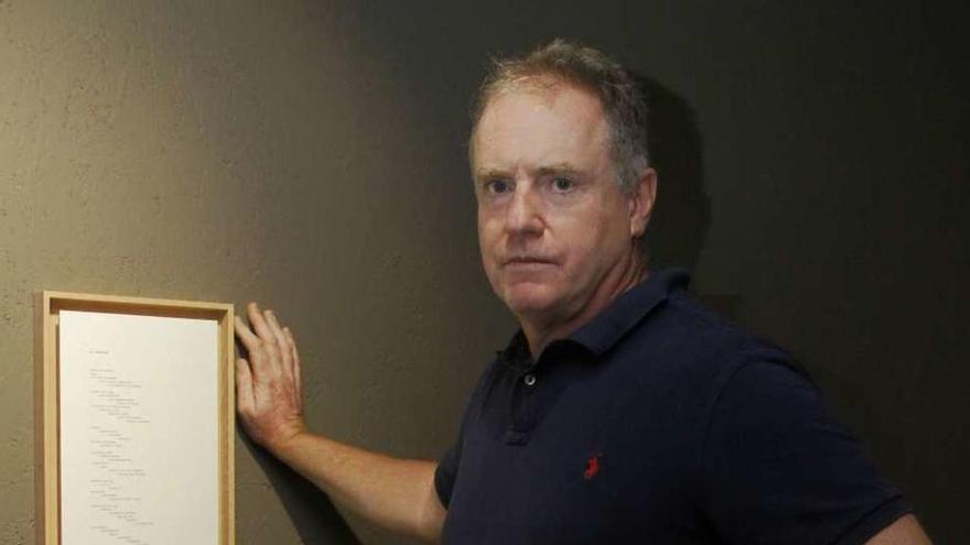 Juncosa, con uno de los poemas de su última obra, que expone en Vigo.// Jorge Santomé