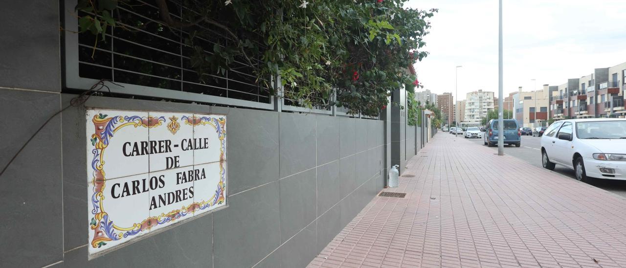 Placa que marca la calle dedicada a Carlos Fabra Andrés.