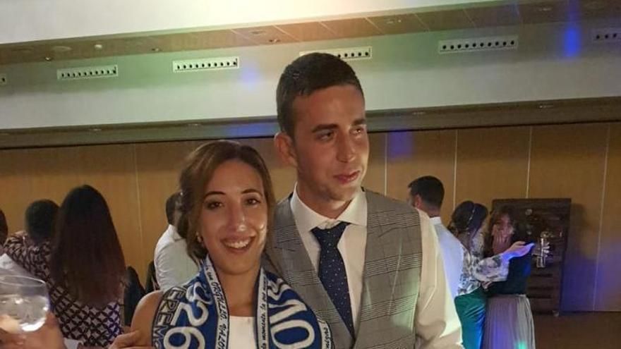 La oviedista Laura Cuervo García, con la bufanda del Real Oviedo y Daniel Solar, hoy en su boda