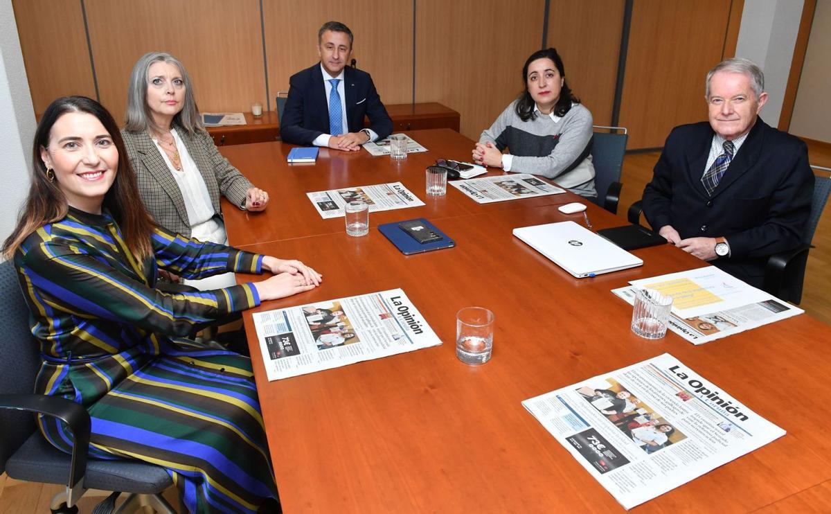 De izquierda a derecha, Mónica Gondar, directora de Next Generation de Abanca; Teresa Suárez, secretaria del Colegio de Administradores de Fincas de Galicia; Óscar Salgado, director territorial de Abanca; Elena Ampudia, presidenta del Colegio de Arquitectos de Galicia, y Roberto Medín, presidente del Colegio Oficial de la Arquitectura Técnica de A Coruña.   | // VÍCTOR ECHAVE