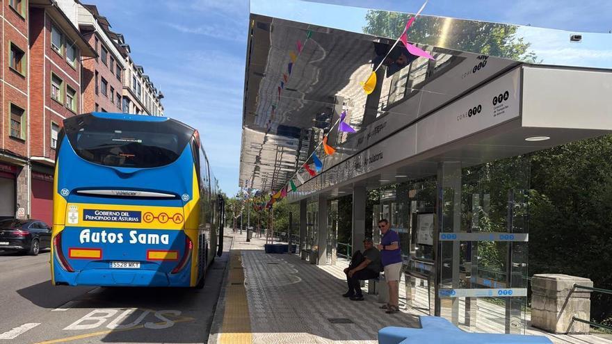 Langreo estrena las "paradonas" de autobús de Sama y Riaño